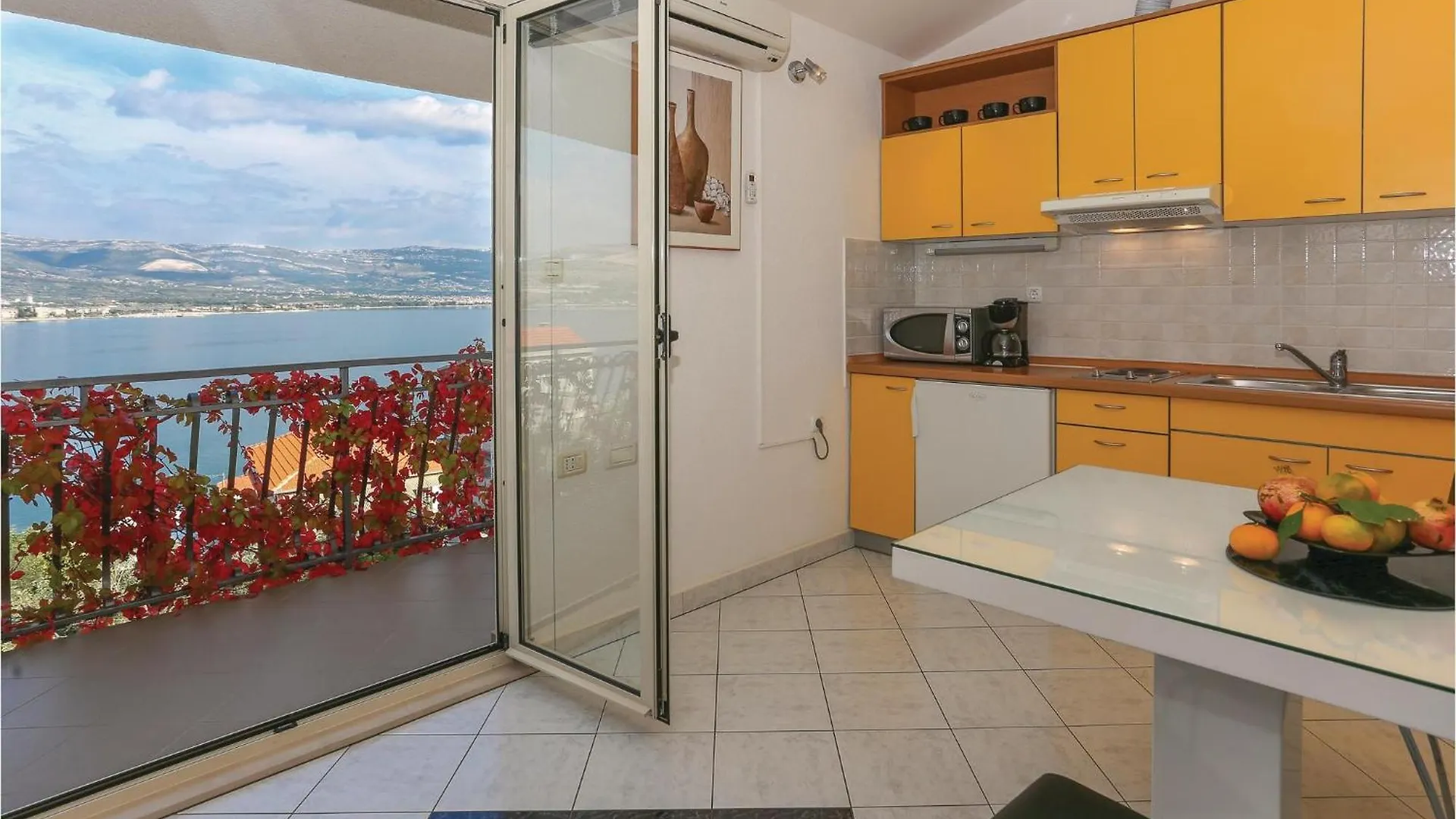 Amazing Apartment In Arbanija With Kitchen تروغير