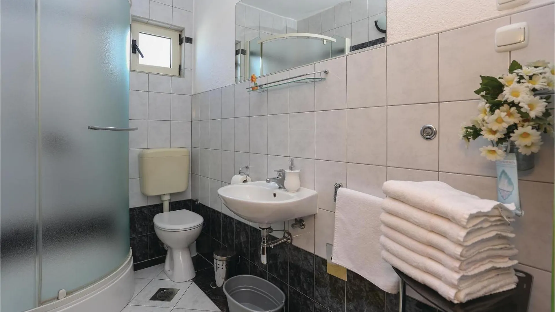 Amazing Apartment In Arbanija With Kitchen تروغير